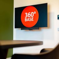 Konferenz-Fernseher-Monitor des Besprechungsraums mit Logo der 360-Grad-Base