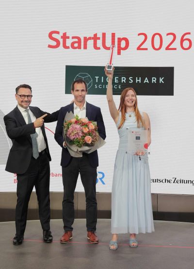 Jochen Schönleber mit Dieter Groneberg und Amelie Reigl von TigerShark Science (v.l.), Foto: Günter E. Bergmann