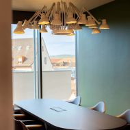 Blick in den Besprechungsraum der 360-Grad-Base
