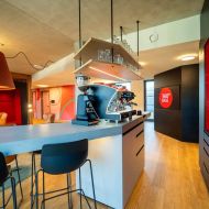 Barbereich mit Siebträgermaschine im Kaminzimmer – Treffpunkt für Kaffeepausen