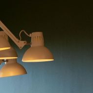 Detailaufnahme der modernen Deckenbeleuchtung im Besprechungsraum