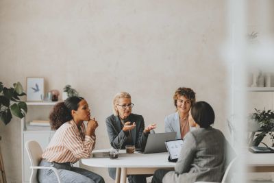 Weiterlesen auf Stockfoto EXIST Women