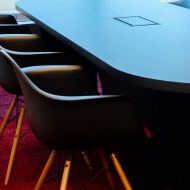 Detailansicht von Designstühlen und Konferenztisch im Besprechungsraum